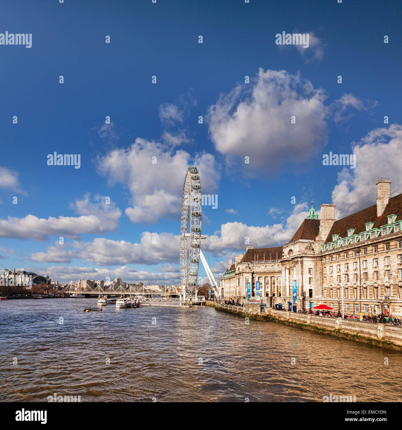Le London Eye, le County Hall et de la Tamise, Londres, Angleterre. Banque D'Images