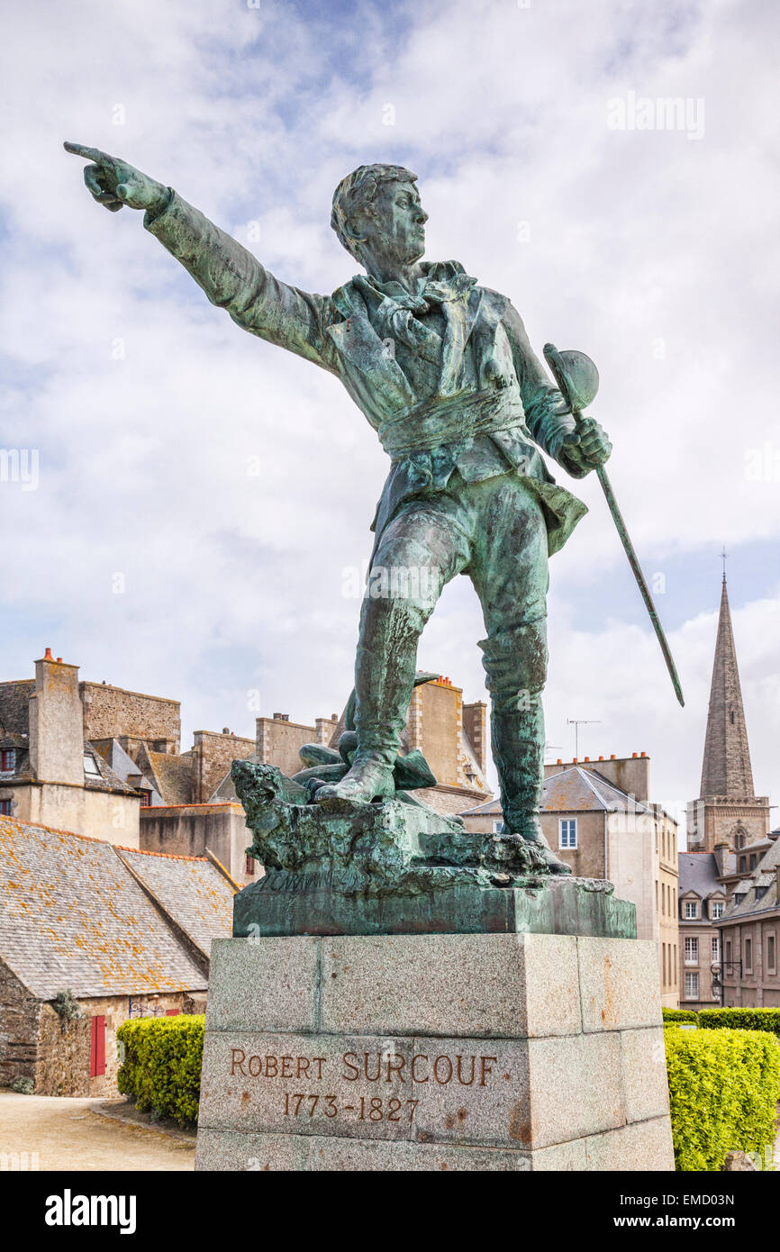 Statue de Robert Surcouf, le célèbre corsaire de Saint-Malo, Bretagne, France, avec la ville en arrière-plan. Banque D'Images