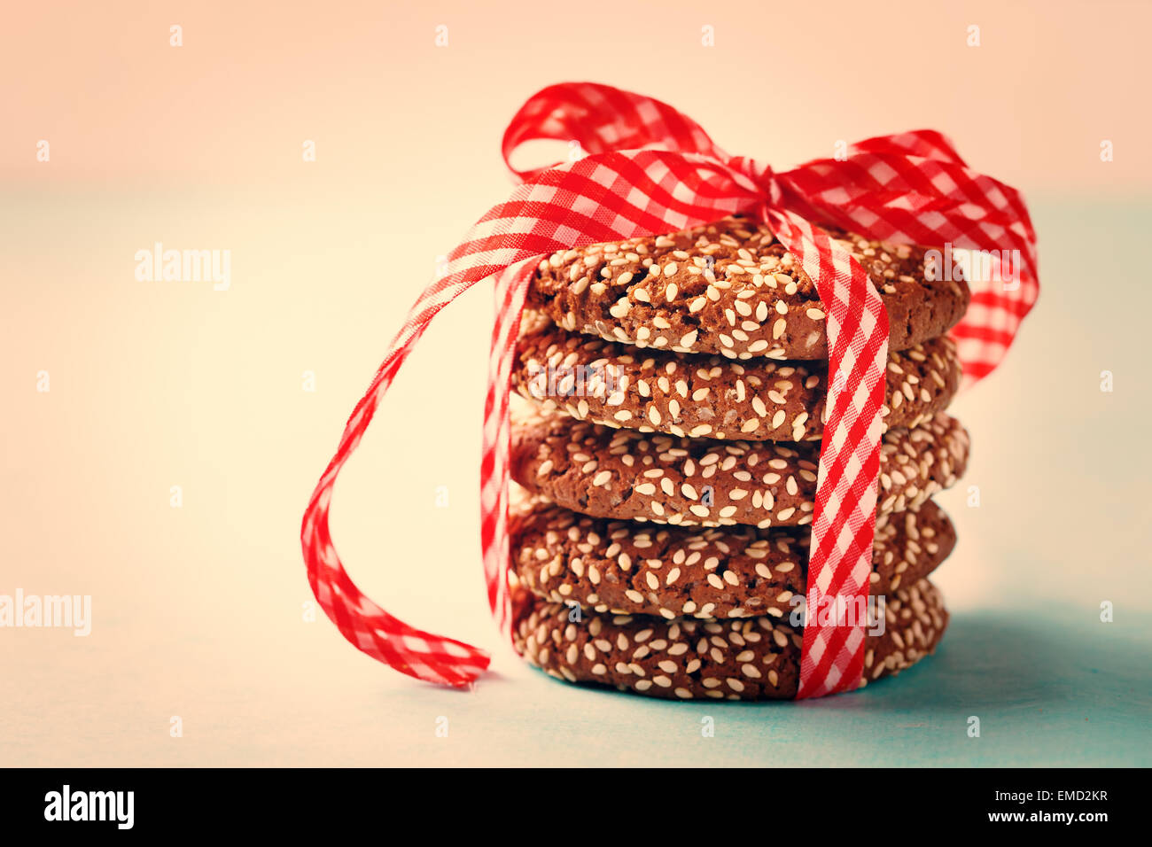 Croustillant Chocolat empilées au sésame Cookies décorés de ruban rouge. Close up, Selective Focus. Les tons de l'image. Banque D'Images