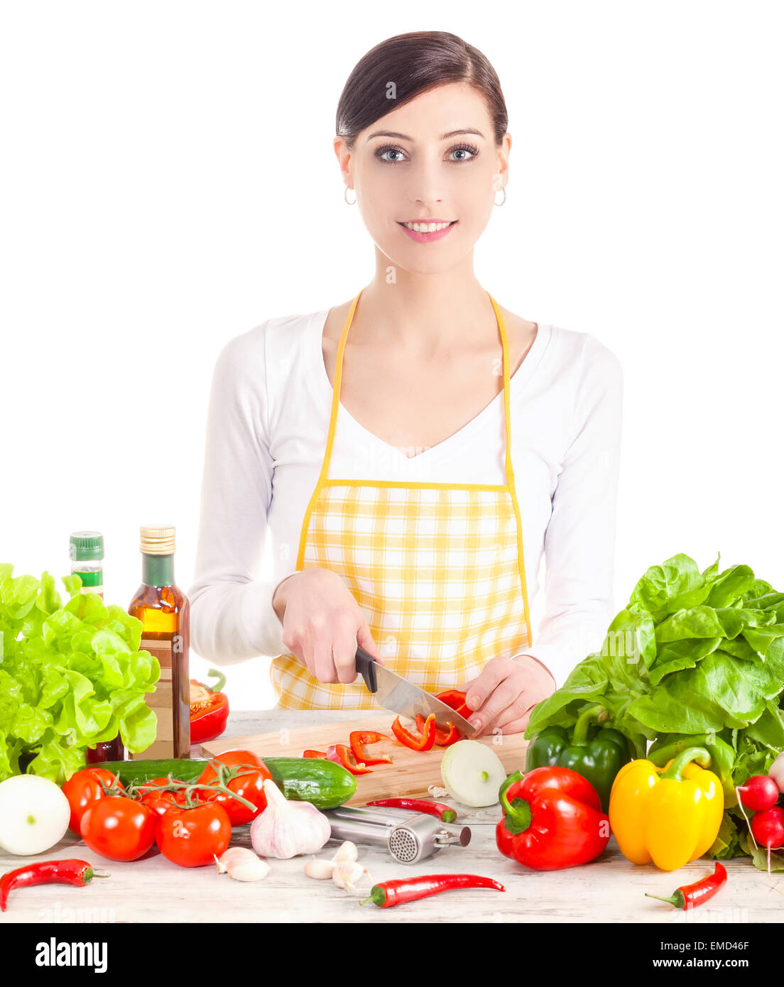 Smiling woman preparing salad. L'alimentation saine et l'alimentation de concept. Isolé sur blanc. Banque D'Images