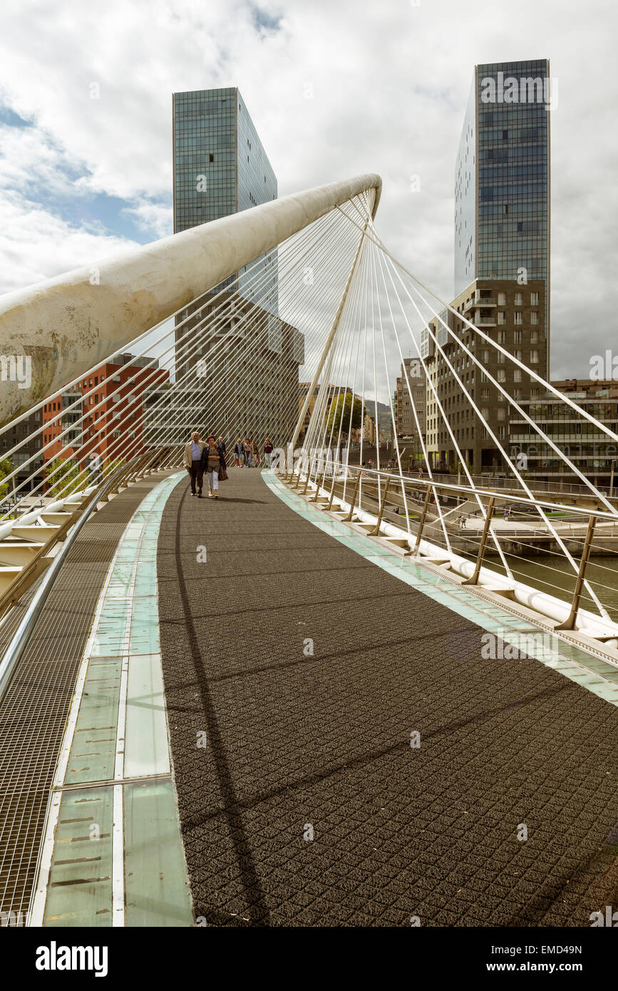 Arch pont au-dessus de la rivière Nervion, dans la ville Basque de Bilbao, dans le nord de l'Espagne. Banque D'Images