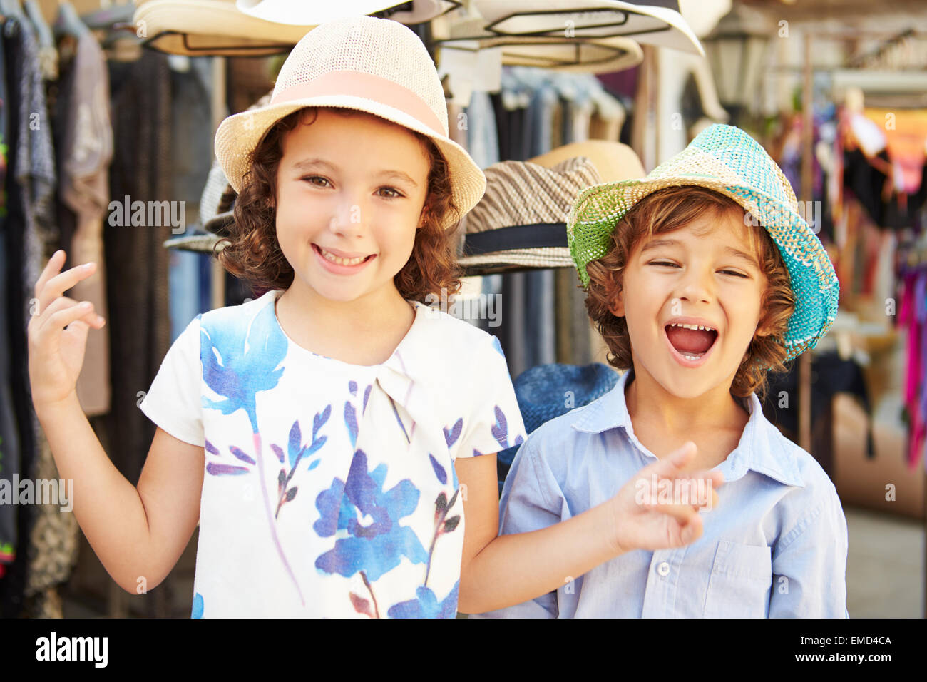 Enfants en vacances d'essayer sur des chapeaux à stocker Banque D'Images