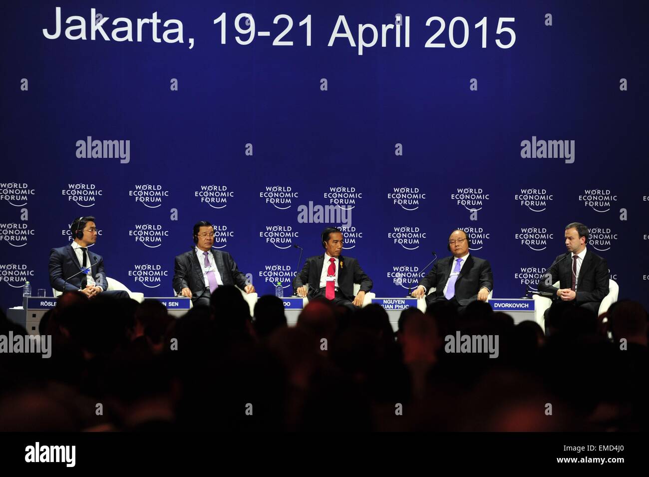 Jakarta, Indonésie. Apr 20, 2015. Philipp Rosler, membre du Directoire du Forum économique mondial, Hun Sen, Premier Ministre du Cambodge, Joko Widodo, Président de l'Indonésie, Nguyen Xuan Phuc, vice-premier ministre du Vietnam et Arkady Dvorkovich, vice-premier ministre de la Russie (de G à D) d'assister le Forum économique mondial sur l'Asie de 2015 à Jakarta, Indonésie, le 20 avril 2015. © Zulkarnain/Xinhua/Alamy Live News Banque D'Images