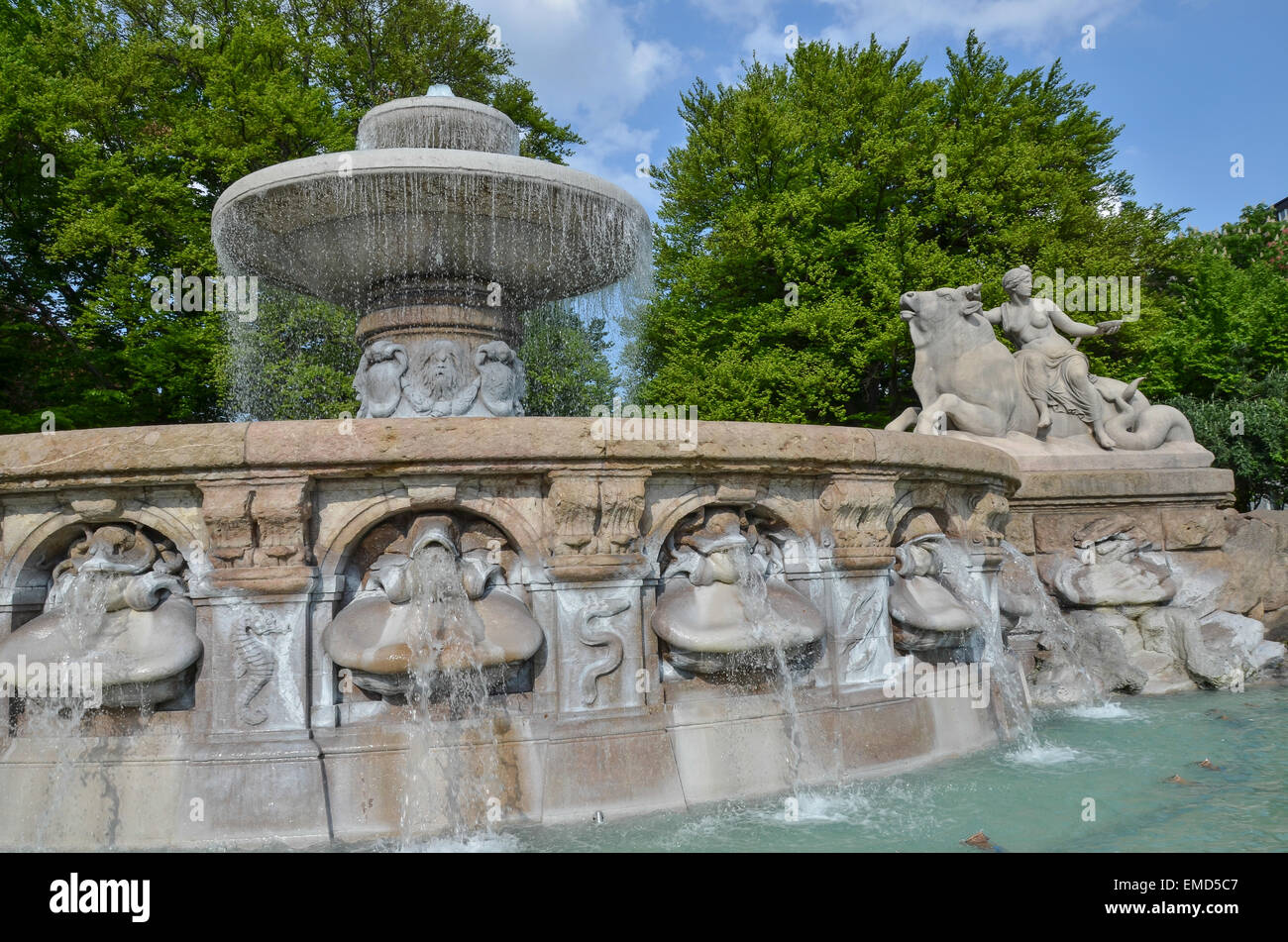 Allégorie des forces de l'eau à la Fontaine de Lenbach à Munich, Maxburg en arrière-plan Banque D'Images