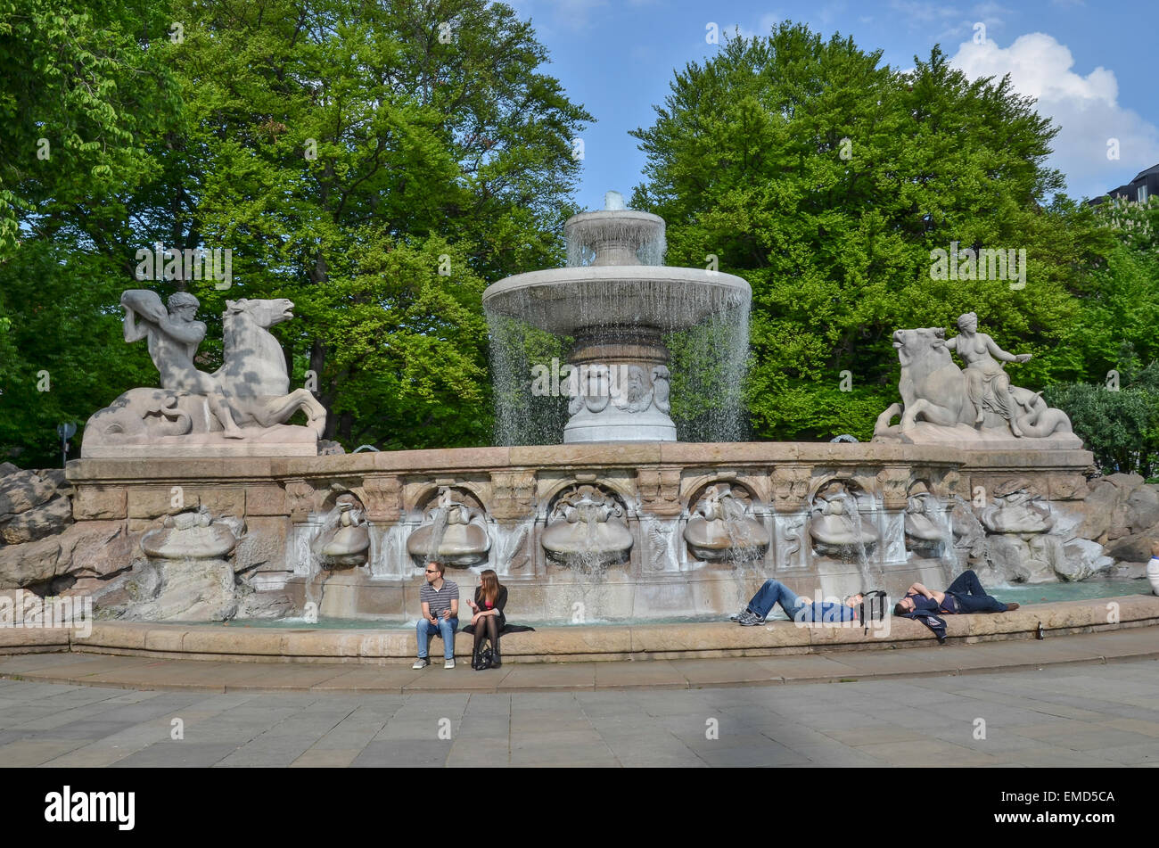 Allégorie des forces de l'eau à la Fontaine de Lenbach à Munich personnes reposant à la fontaine Banque D'Images