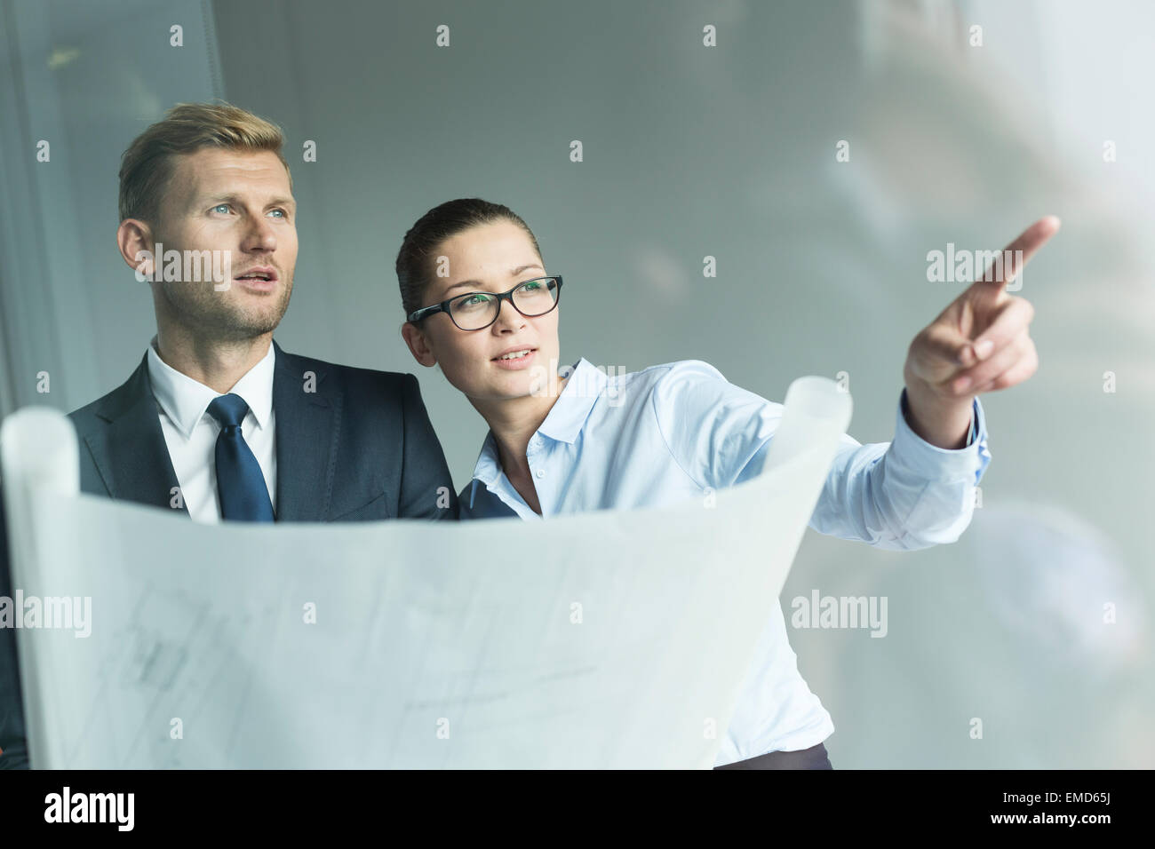 Les gens d'affaires holing construction plan Banque D'Images