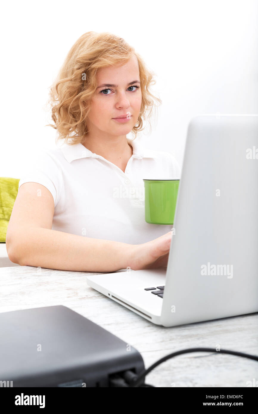 Une grande taille femme adulte travaillant dans le bureau à domicile. Banque D'Images