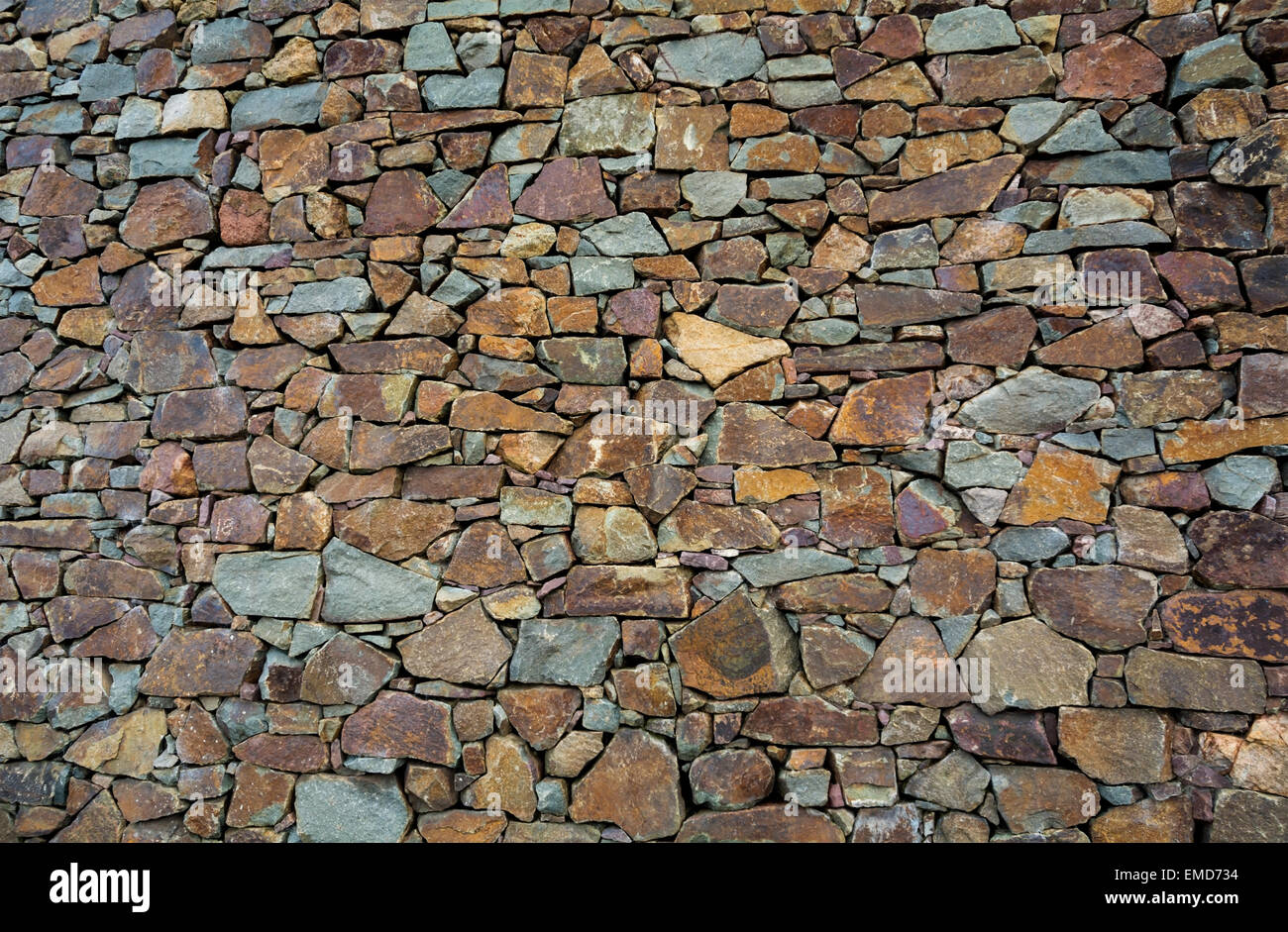 Drystane walling sur une grande échelle avec ce mur de granit et de grès. Banque D'Images