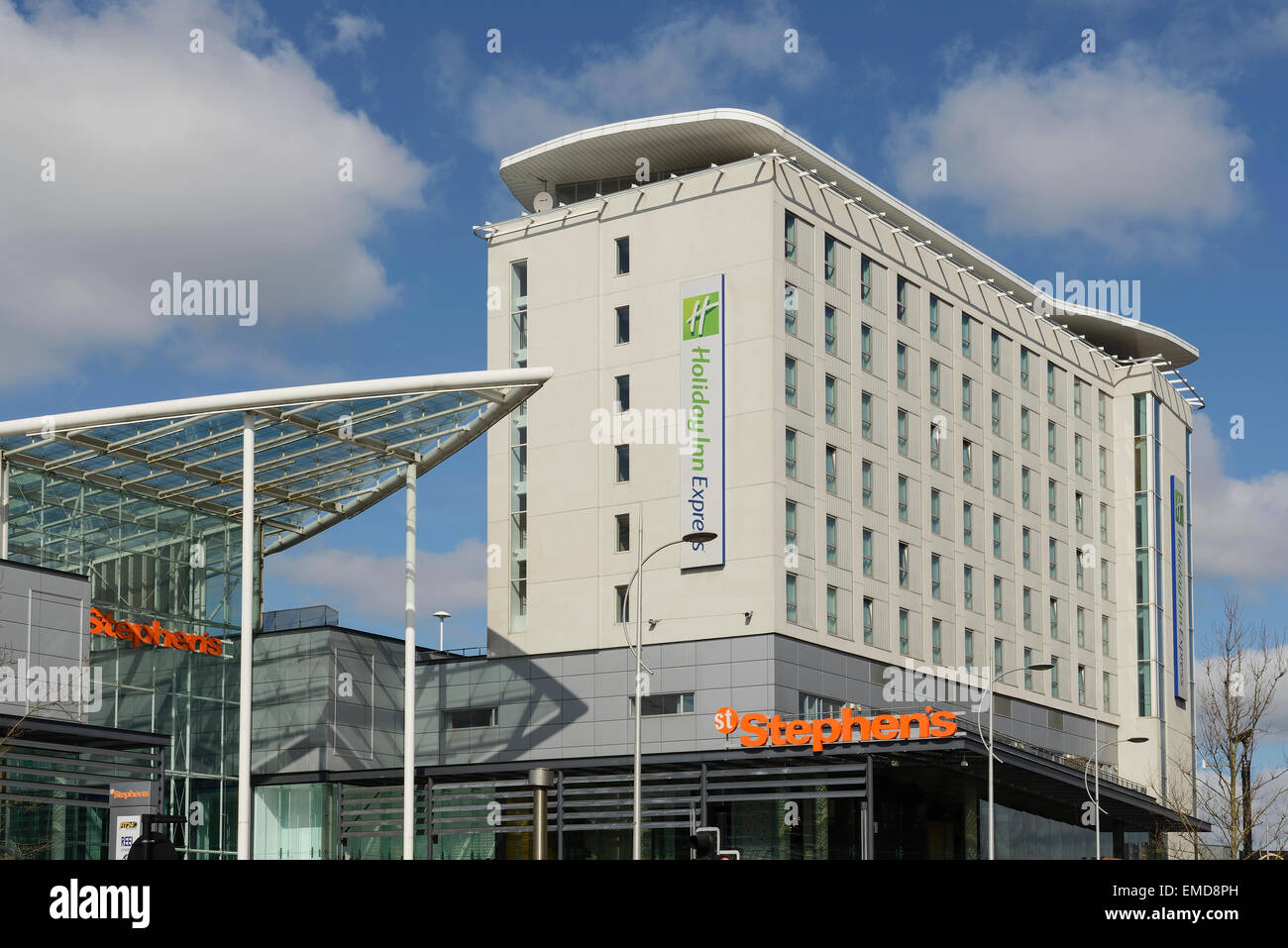 L'entrée du centre commercial St Stephens et le Holiday Inn Express Hotel dans le centre-ville de Hull UK Banque D'Images