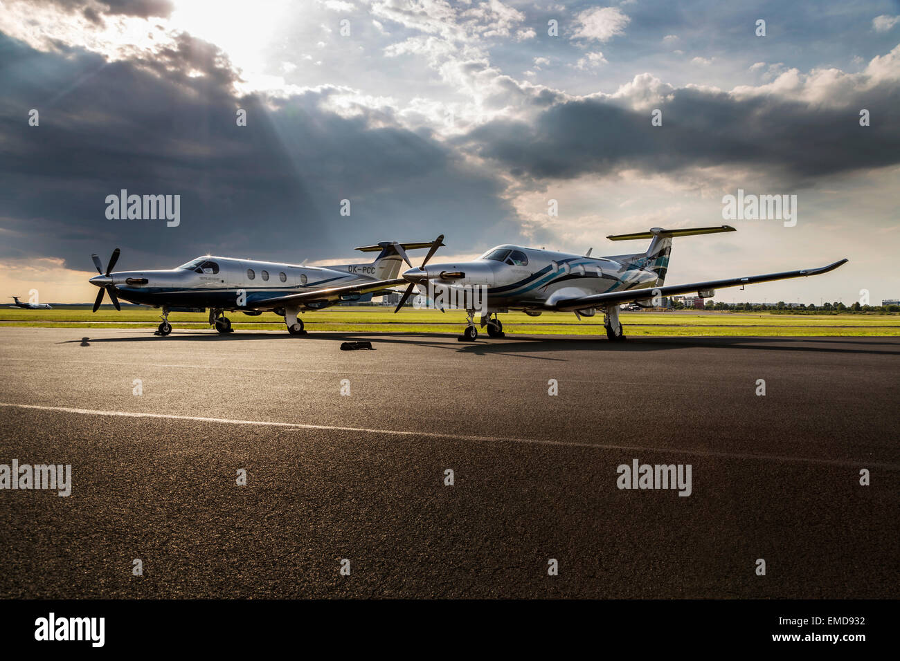 Les avions à turbopropulseurs unique Pilatus PC-12 NG sur l'aéroport de Prague Banque D'Images