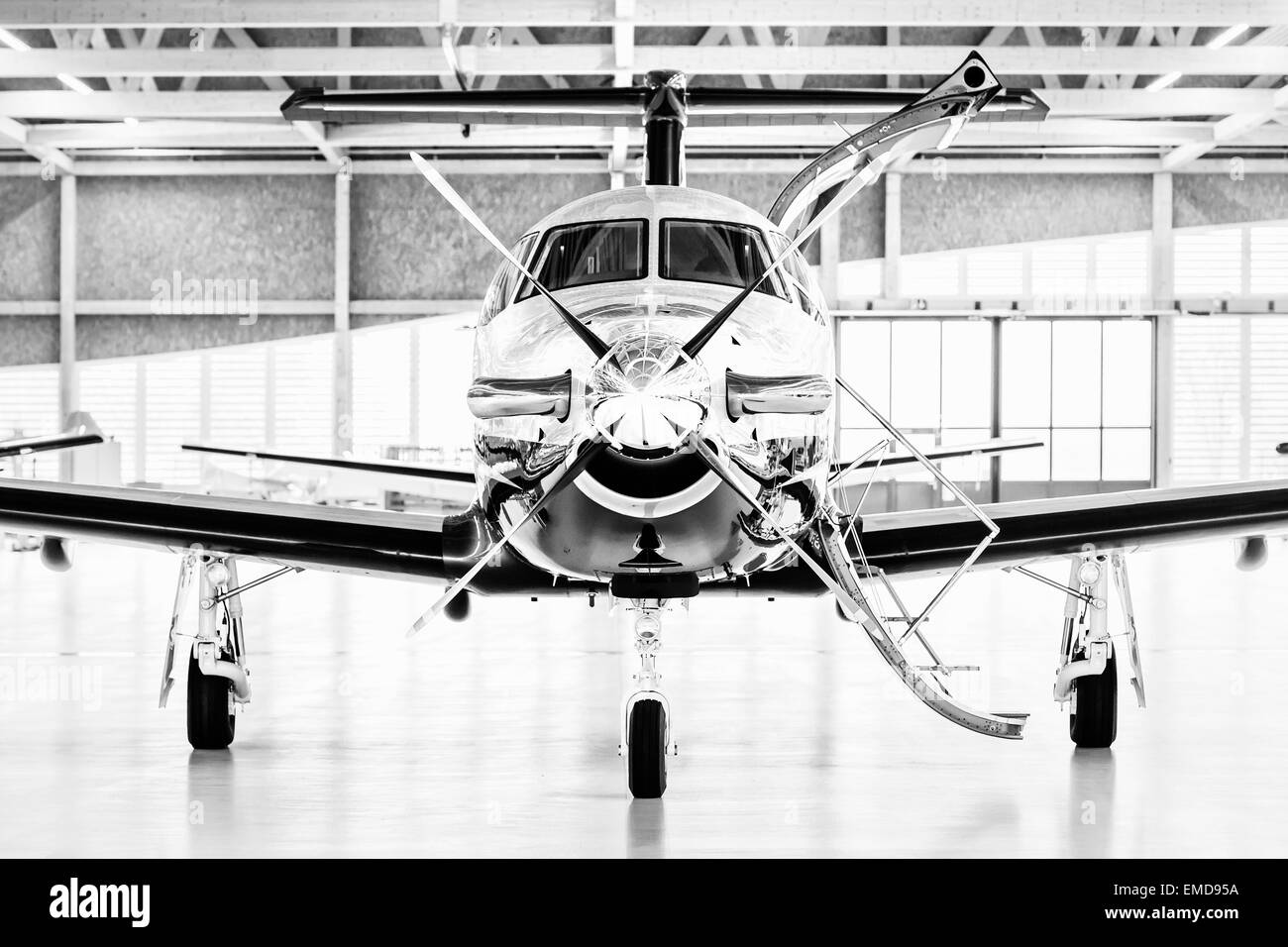 Seul aéronef à turbopropulseur Pilatus PC-12 dans le hangar. Stans, Suisse, le 29 novembre 2010 Banque D'Images