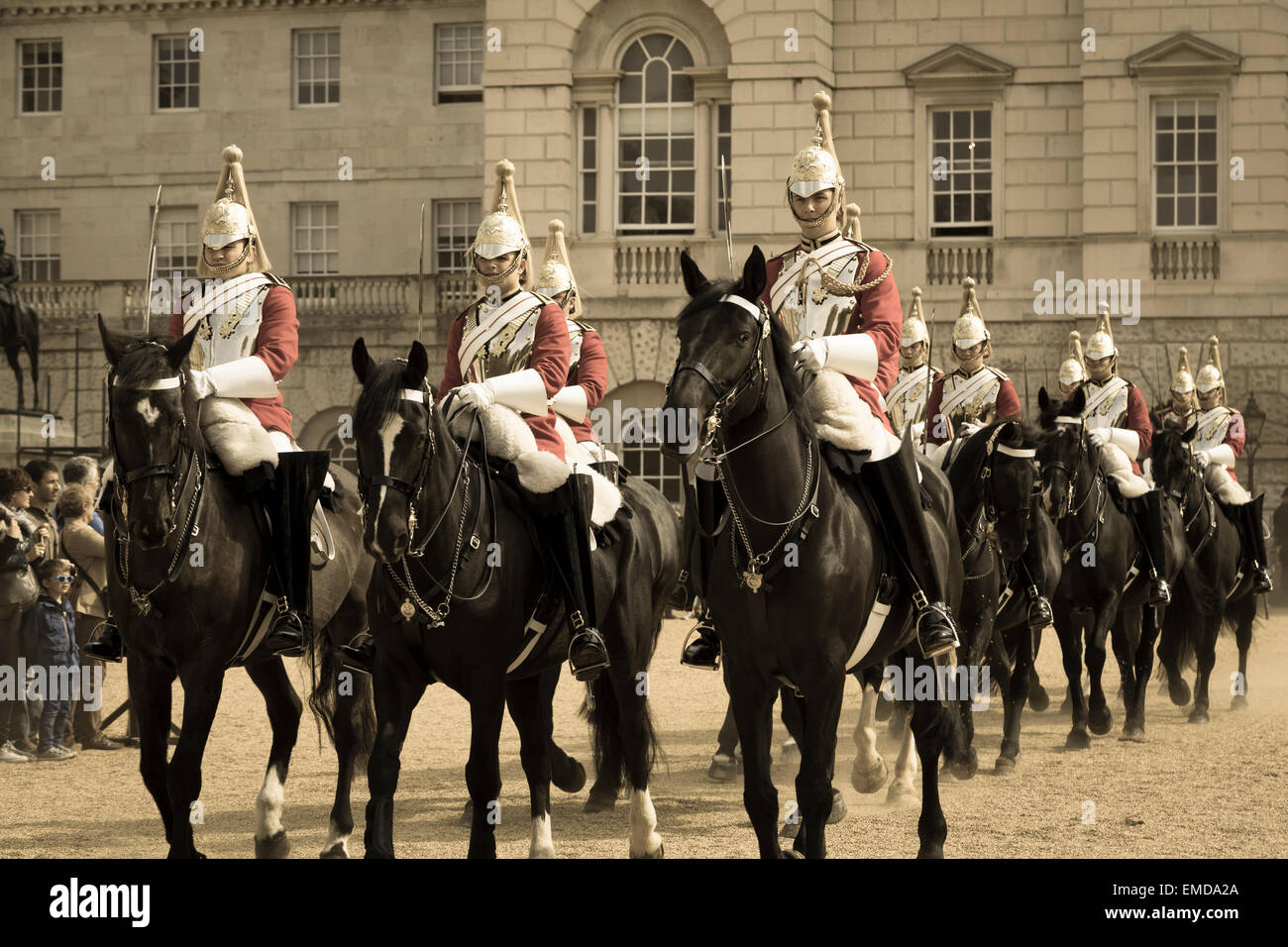 Les sauveteurs, un régiment de la Division des ménages relève de la garde à Horse Guards Parade, London England UK Banque D'Images