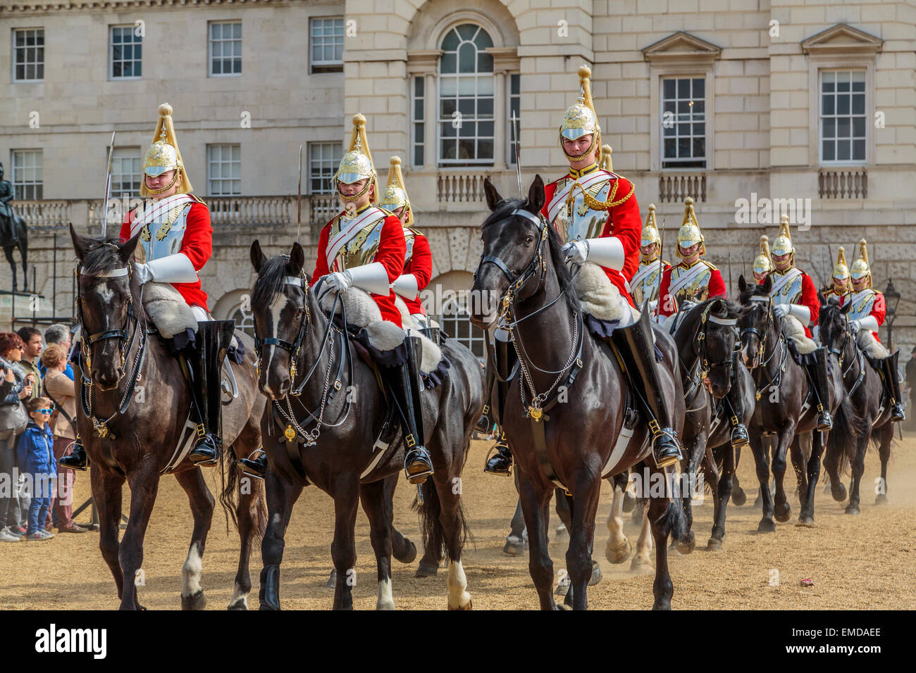 Une image de la vie des gardes, un régiment de la Division des ménages relève de la garde à Horse Guards Parade, London England UK Banque D'Images