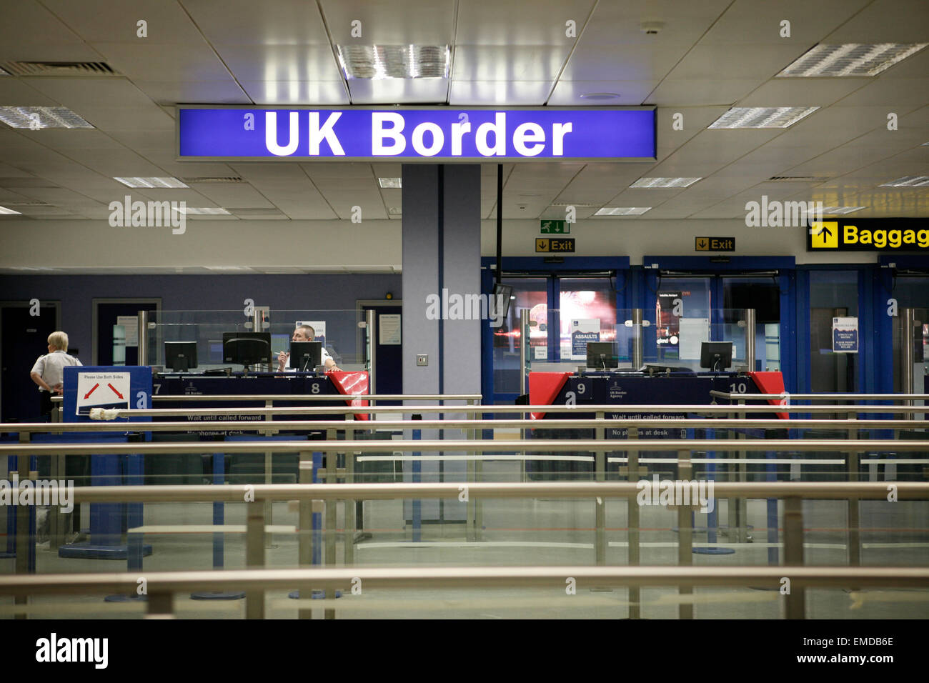 Contrôle des passeports. HM UK Border Agency, l'aéroport de Manchester. Banque D'Images