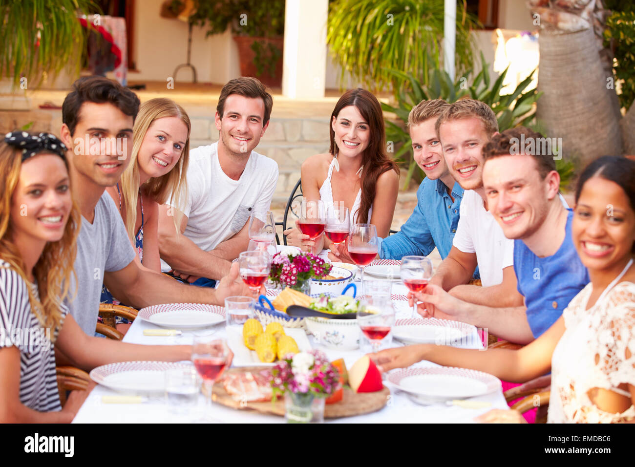 Grand groupe De jeunes amis profiter de vos repas en plein air Banque D'Images