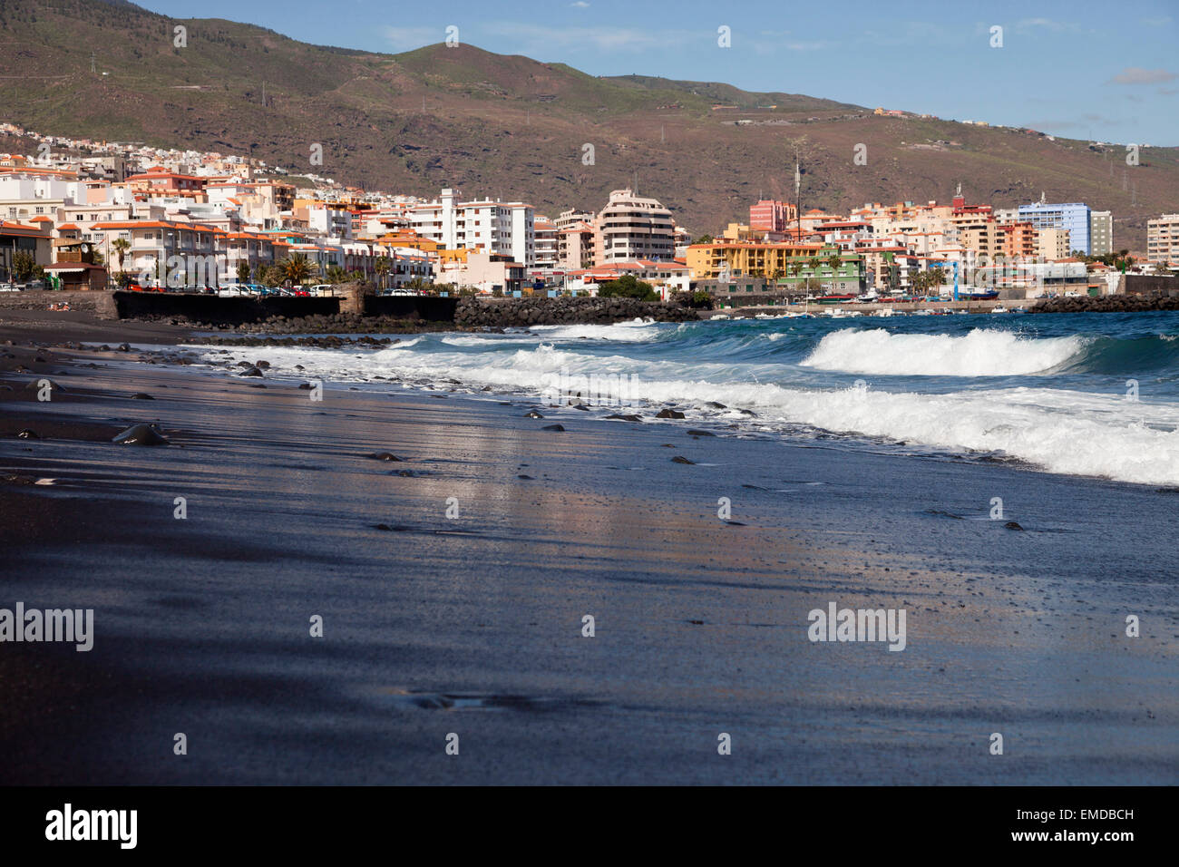 La plage de sable noir dans la région de candelaria, Tenerife, Canaries, Espagne, Europe Banque D'Images