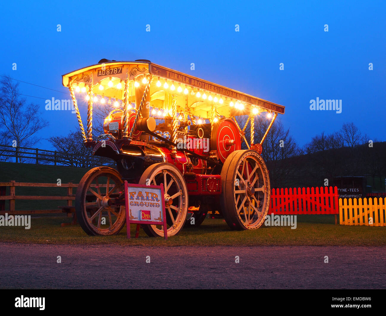 Un moteur de traction à vapeur s'allume à l'entrée du parc des expositions le musée en plein air Beamish en Co. Durham, Angleterre. Banque D'Images