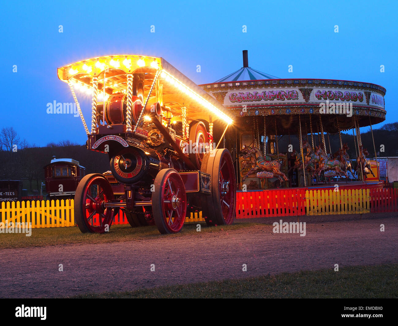 Un moteur de traction à vapeur s'allume la foire, rond-point de Beamish Open Air Museum de Co. Durham, Angleterre. Banque D'Images