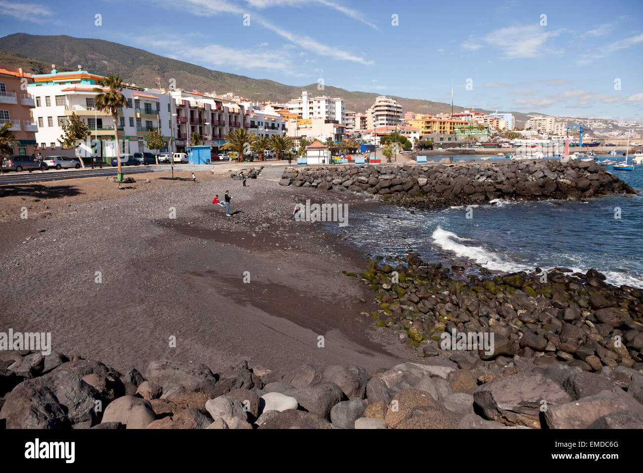 La plage de sable noir dans la région de candelaria, Tenerife, Canaries, Espagne, Europe Banque D'Images