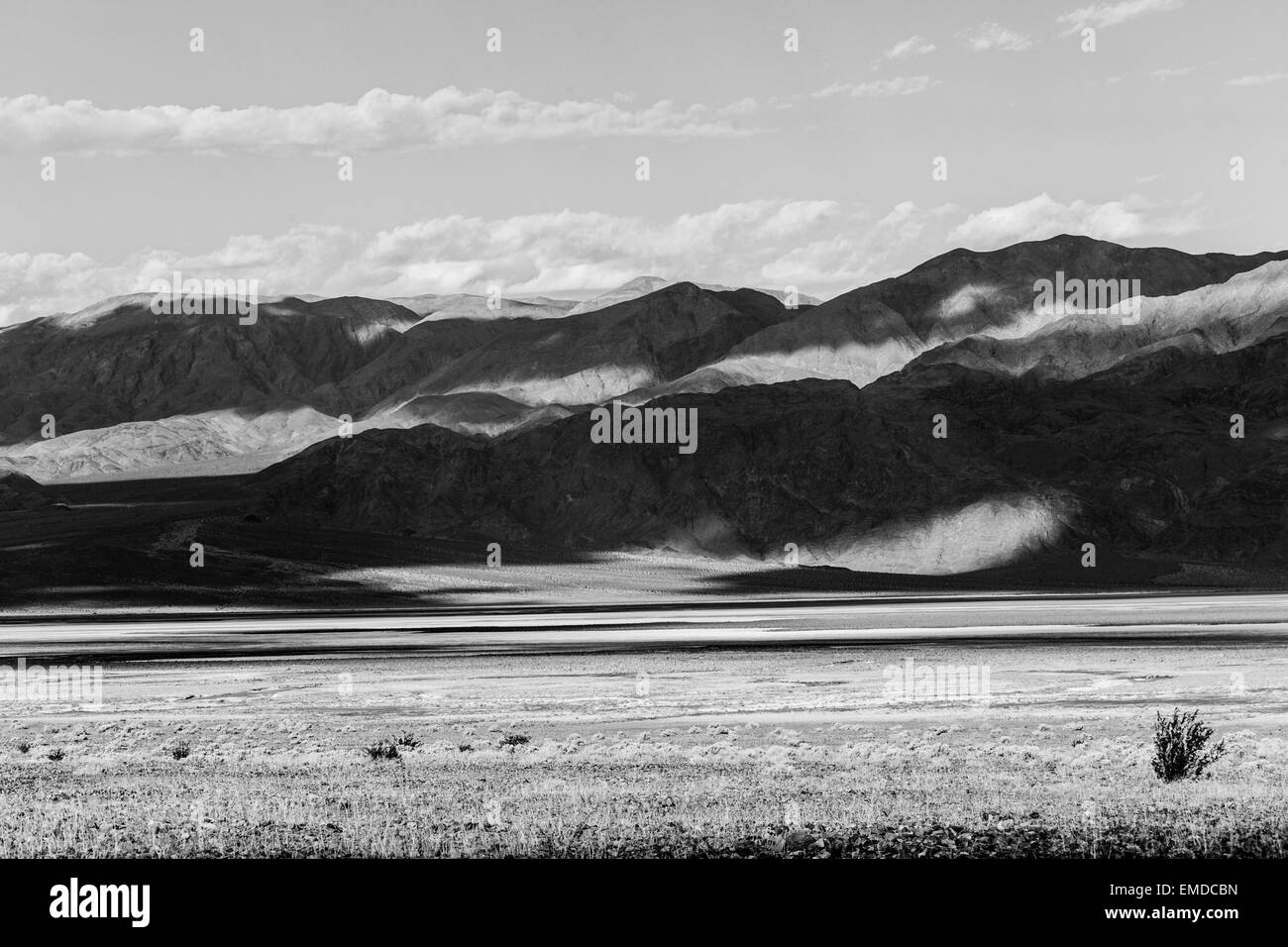 Paysage sur la route de la route traversant la vallée de la mort Banque D'Images