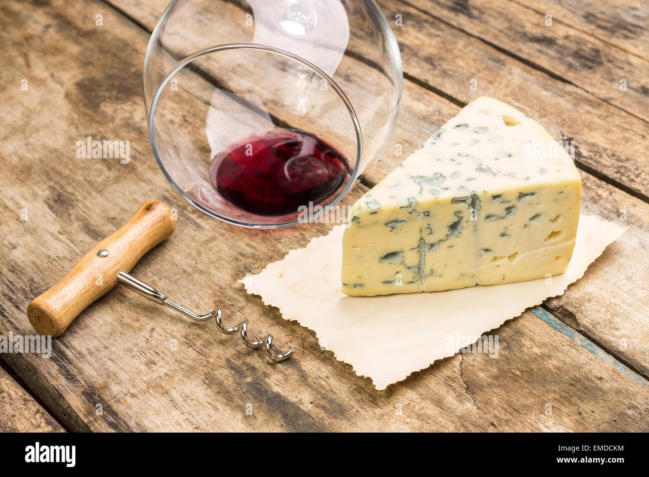 Carte des vins Restaurant l'arrière-plan. Verre à vin et fromage bleu avec le tire-bouchon de table en bois Banque D'Images