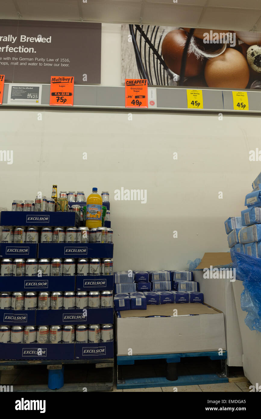 Allée à la bière Lidl supermarché à Londres Banque D'Images
