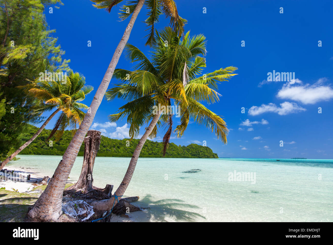 Belle plage tropicale à l'île exotique dans la région du Pacifique ...