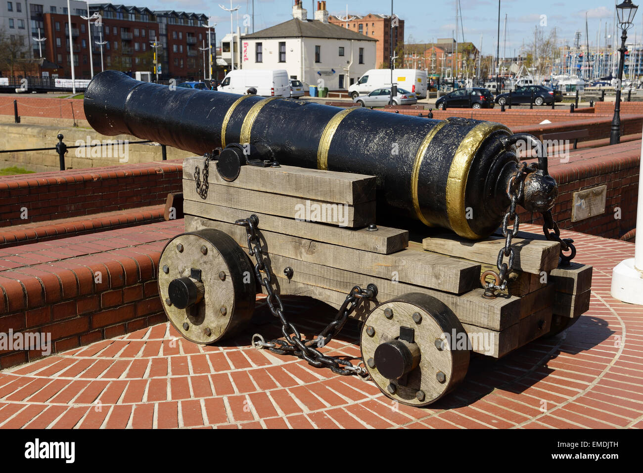 Cannon ornementales aux côtés de marina de Hull UK Banque D'Images