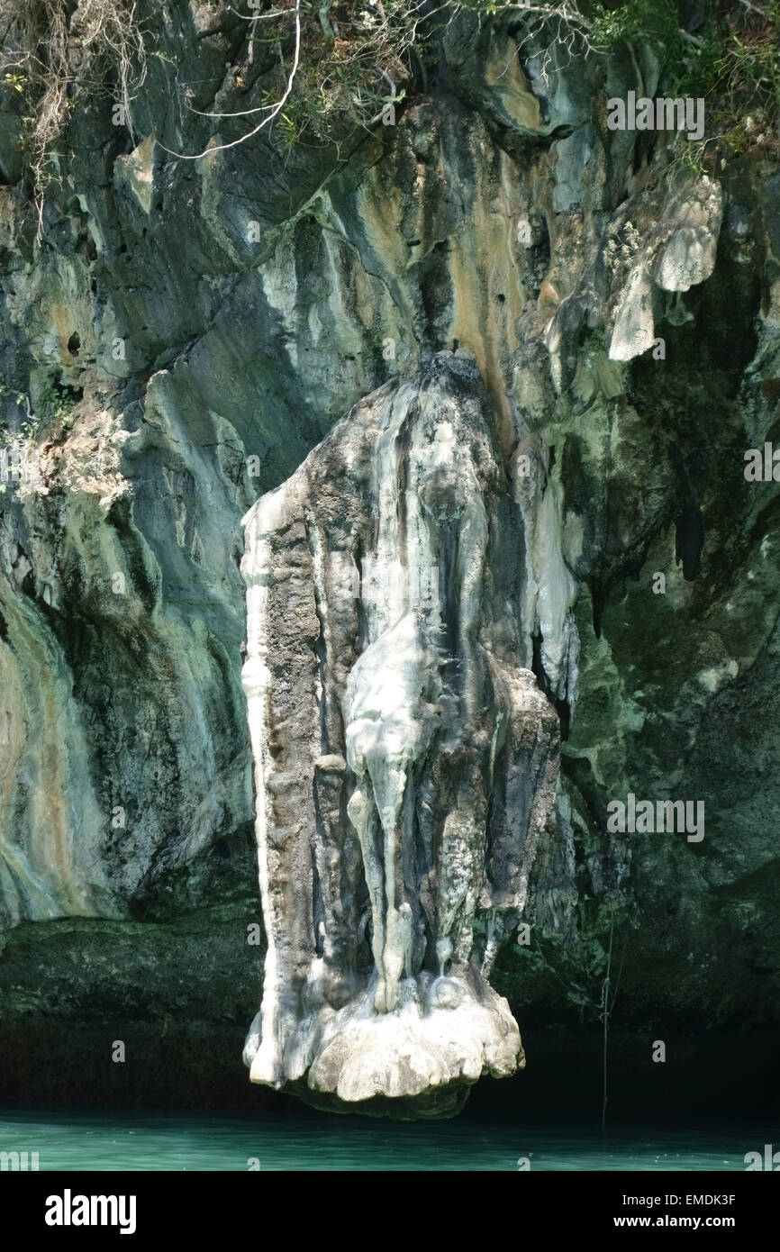 Le Pied d'éléphant, une stalactite formée de sels à partir de la roche calcaire à l'entrée de la lagune de Koh Hong Banque D'Images