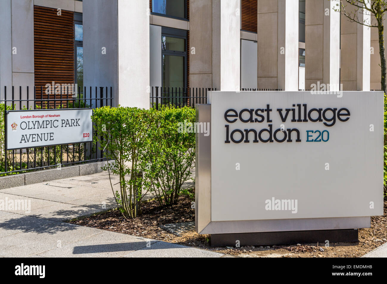 Un paysage lumineux, vue sur le nouveau signe de l'East Village Londres E20 Banque D'Images