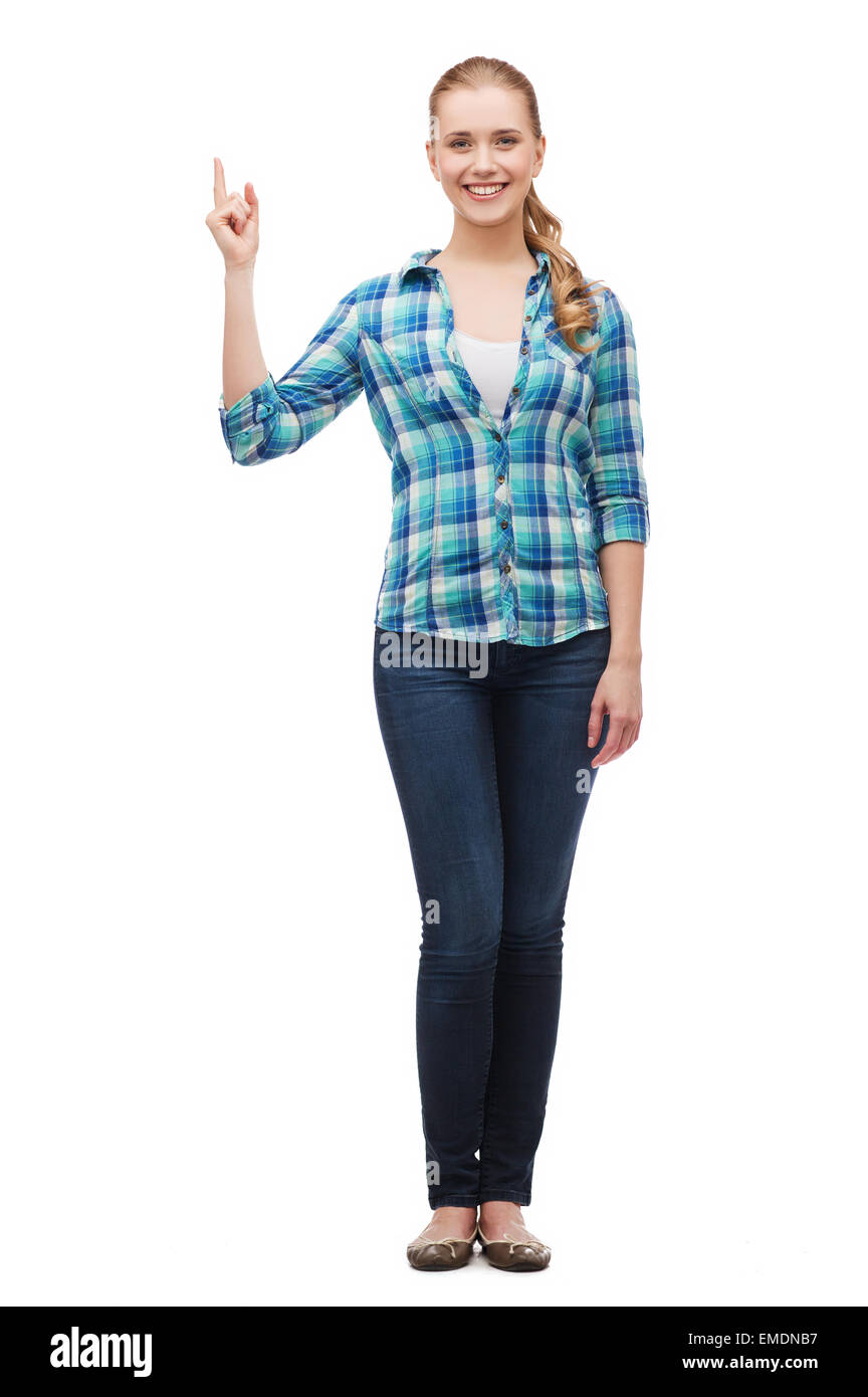 Souriante jeune femme pinting doigt vers le haut Banque D'Images