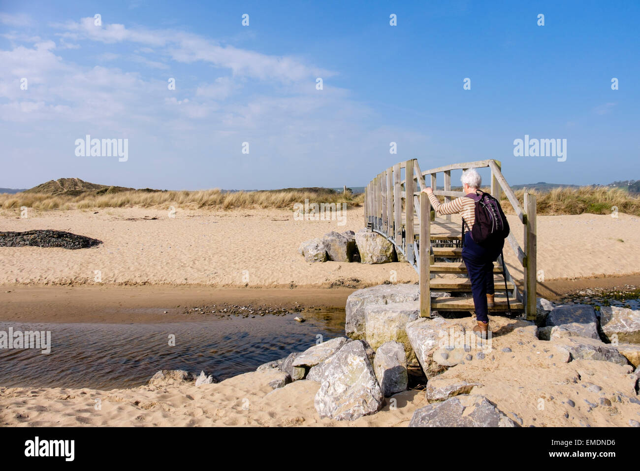 Personne Senior marche sur chemin passerelle au-dessus de la côte du Pays de Galles Nicholaston Comp en Oxwich National Nature Reserve sur Gower Peninsula South Wales UK Banque D'Images