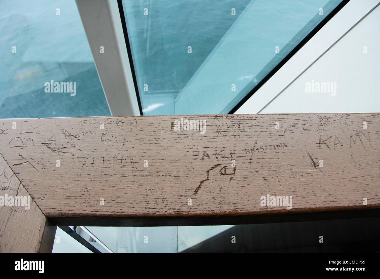 Des graffitis sur des mots en bois Banque D'Images