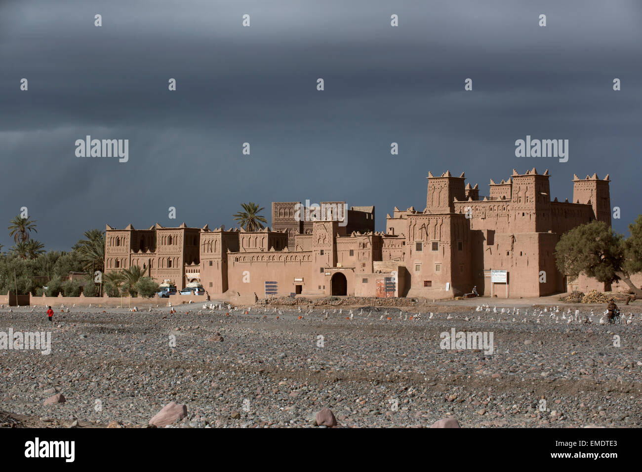 Kasbah Amridil. Kasbah du 17ème siècle qui a été un célèbre madrasa, ou école religieuse. Aujourd'hui restaurée avec un hôtel voisin. Banque D'Images