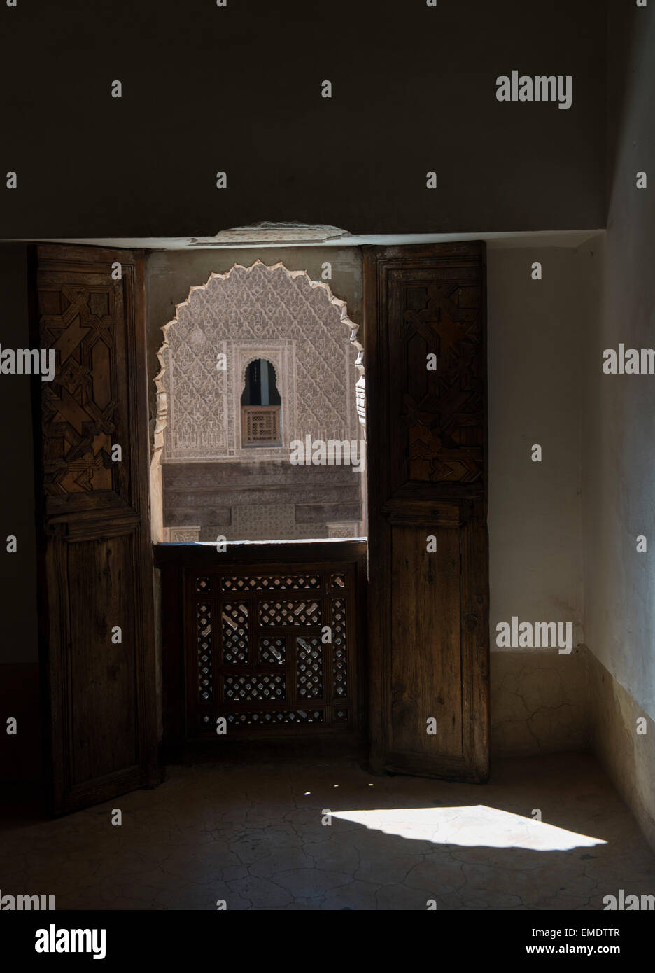 Médersa Ben Youssef, Marrakech, Maroc. Plus grande madrasa de Maroc fondée au 14ème siècle. Chambre d'étudiants. Banque D'Images