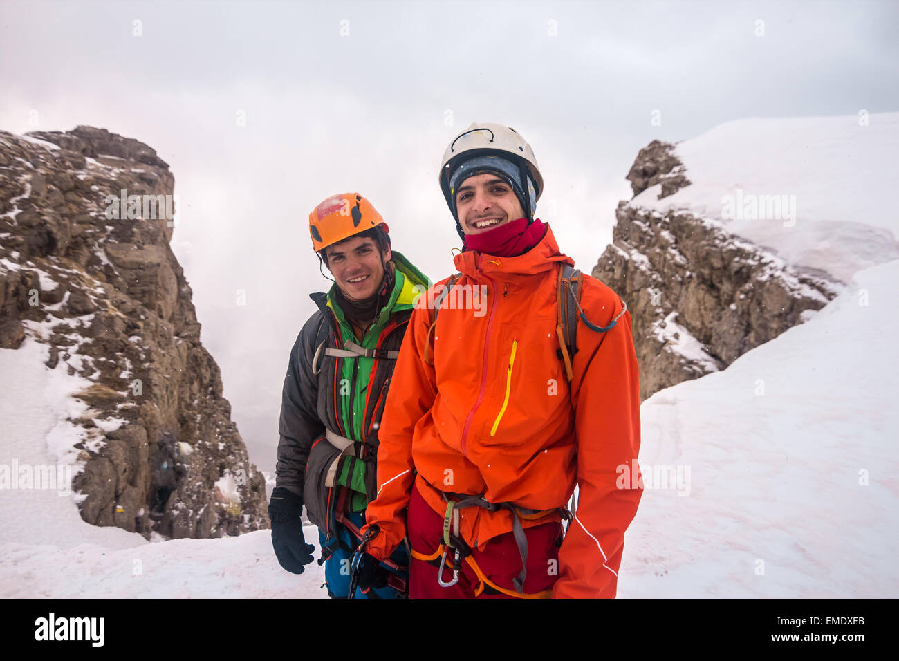 Couple d'alpinistes à la recherche à l'appareil photo. Banque D'Images