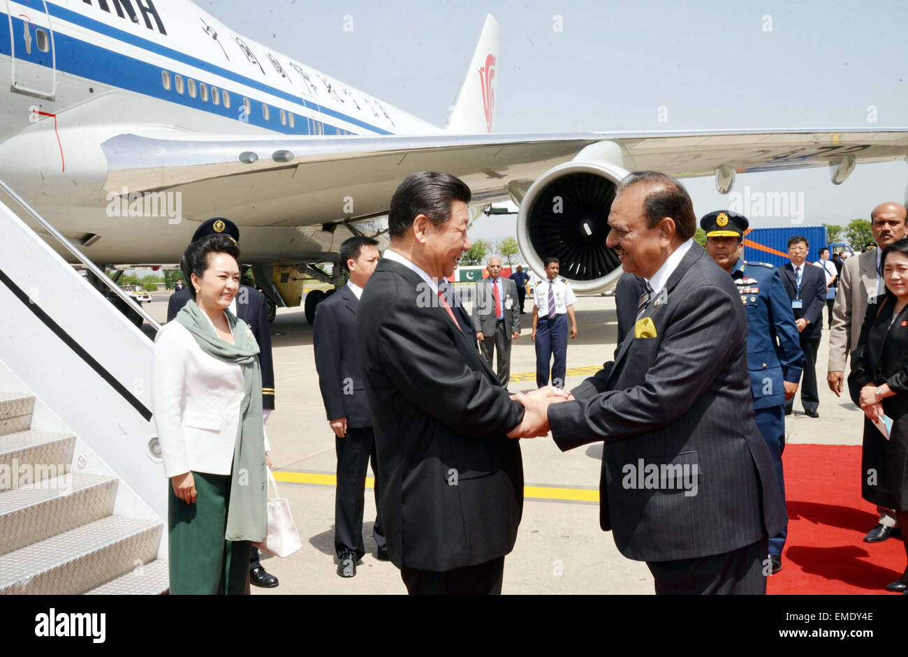 Le président Mamnoon Hussain recevant le président de république populaire de Chine, Xi Jinping lors de son arrivée à Nur Khan Air Base à Islamabad le lundi 20 avril, 2015. Banque D'Images