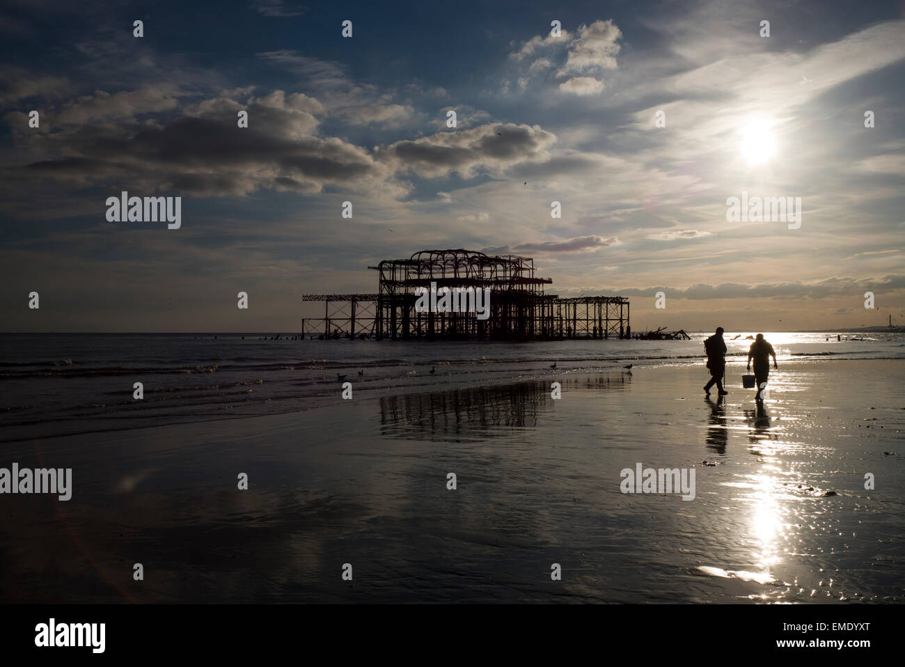 Les pêcheurs à la recherche d'appâts, marée basse, West Pier de Brighton, Royaume-Uni, Banque D'Images