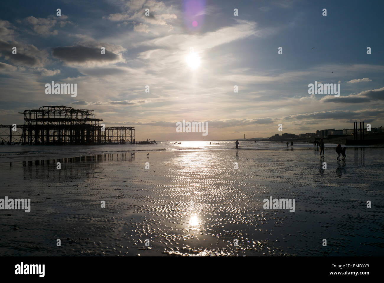 Les gens sur la plage à marée basse, West Pier de Brighton, Royaume-Uni, coucher du soleil, Banque D'Images
