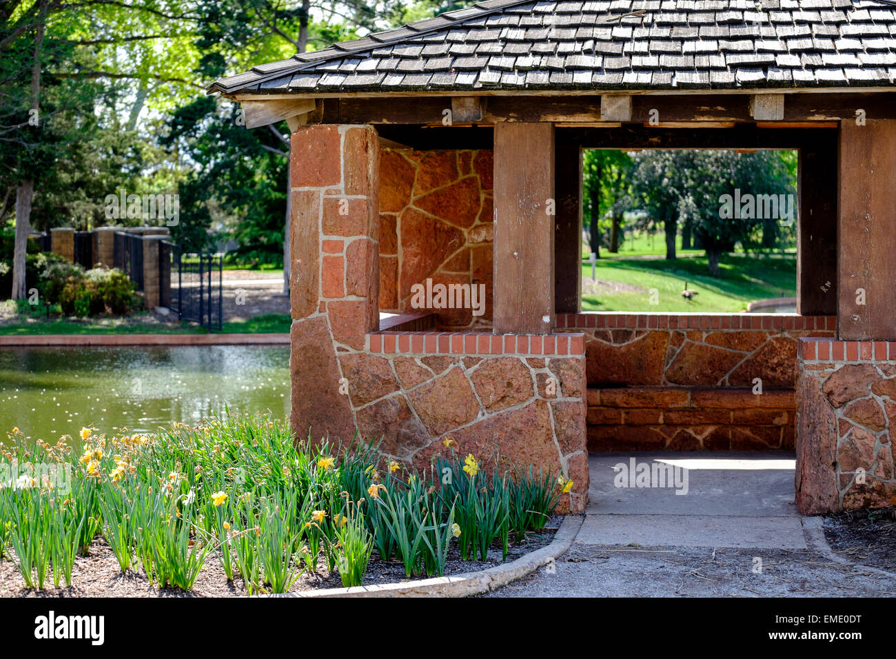 Un pavillon en pierre situé dans le parc Will Rogers à Oklahoma City, Oklahoma. Banque D'Images