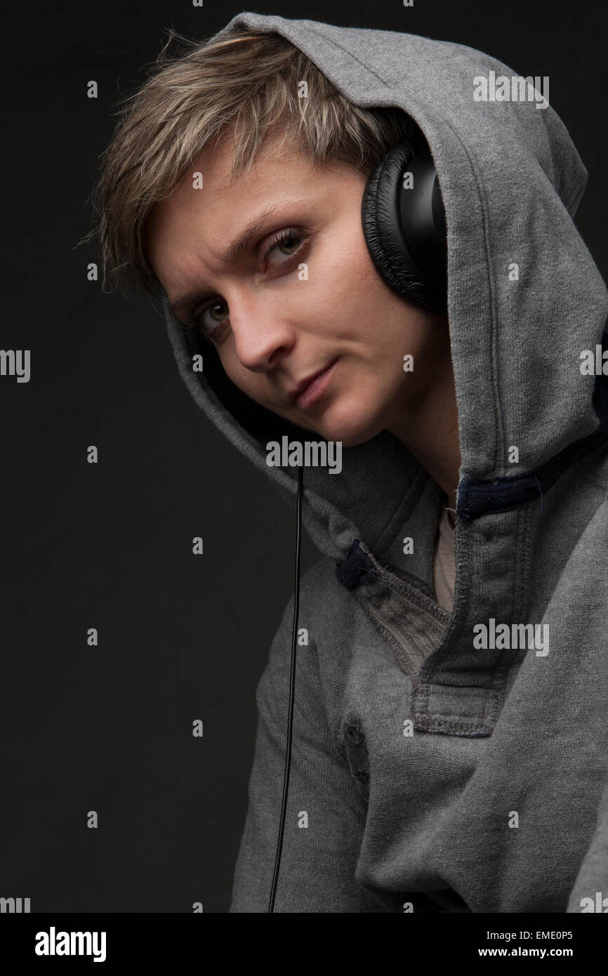 Woman listening to music on smartphone Banque D'Images