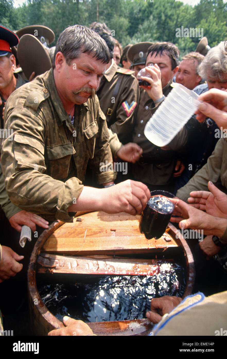 Des Cosaques du Don de se réunir autour d'un baril de kvas au cours de l'assemblée annuelle du Festival cosaque à Novotcherkassk, la Russie. Kvass est une boisson alcoolisée légère faite de pain de seigle fermenté. Banque D'Images