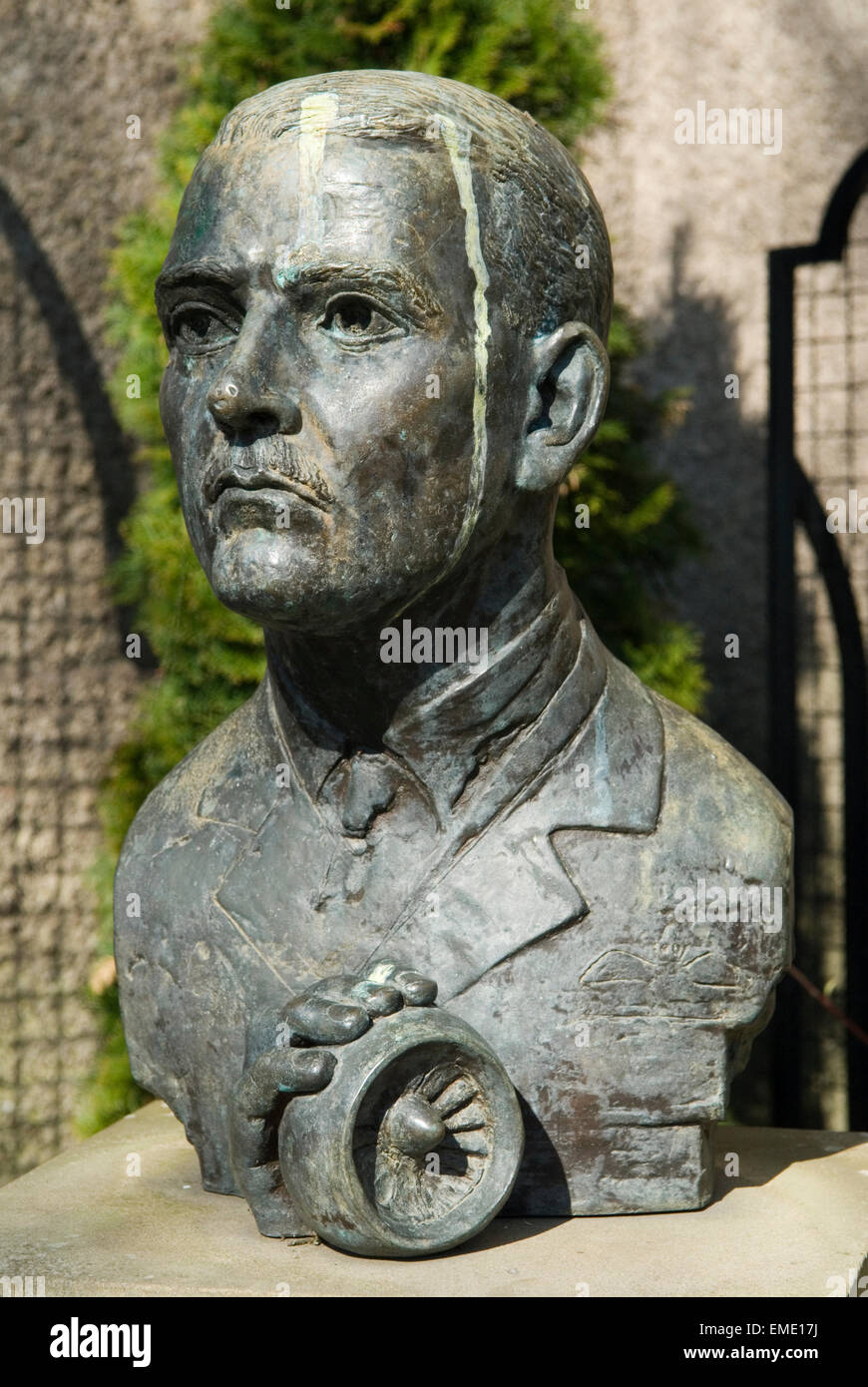 Air Commodore Sir Frank Whittle inventeur du moteur à réaction. Memorial stature Lutterworth Leicestershire. Angleterre 2010s UK 2015 HOMER SYKES Banque D'Images
