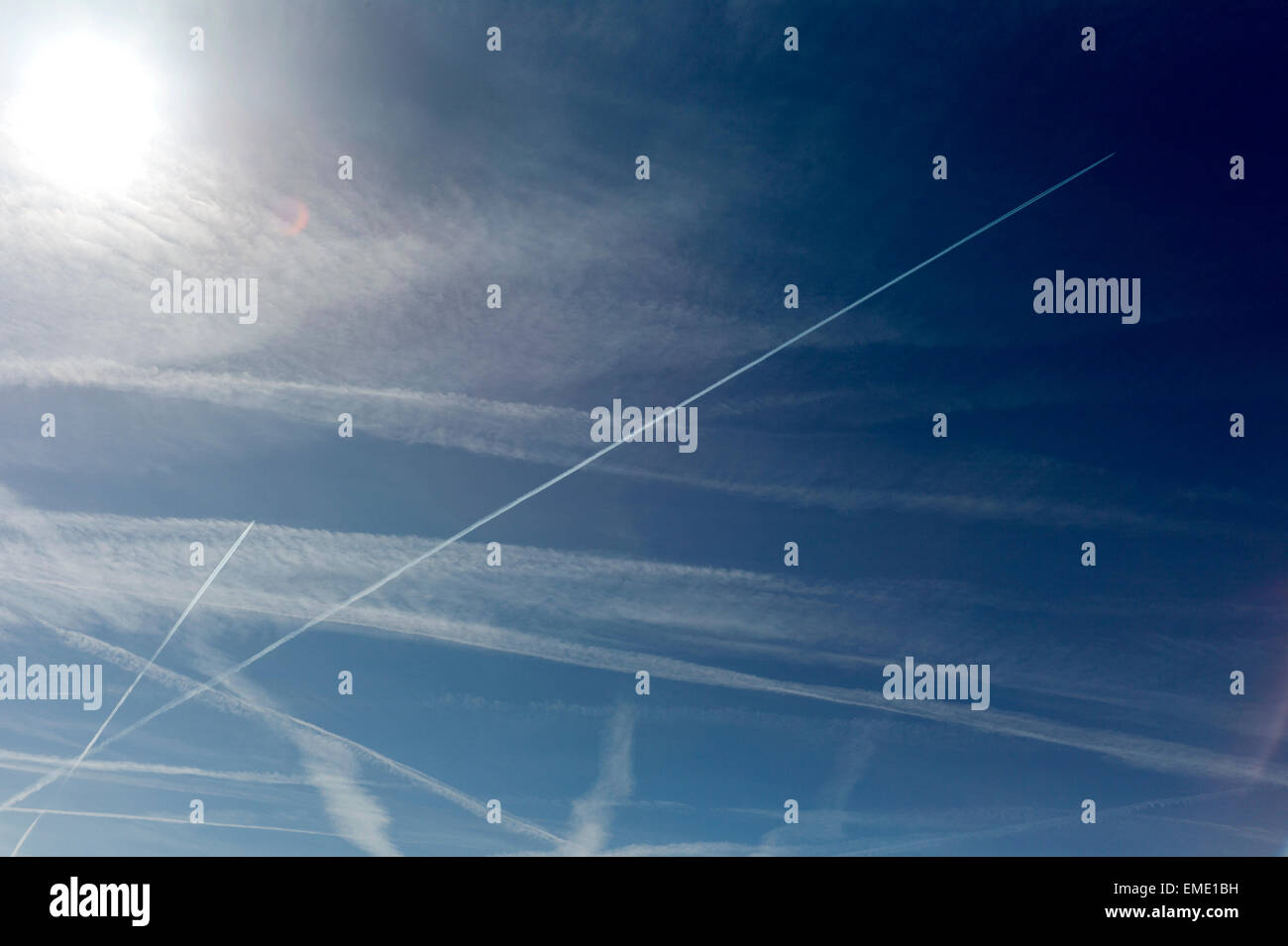 Les traînées de condensation des avions sur Stansted, Essex, Angleterre, Royaume-Uni. Avril 2015 Banque D'Images