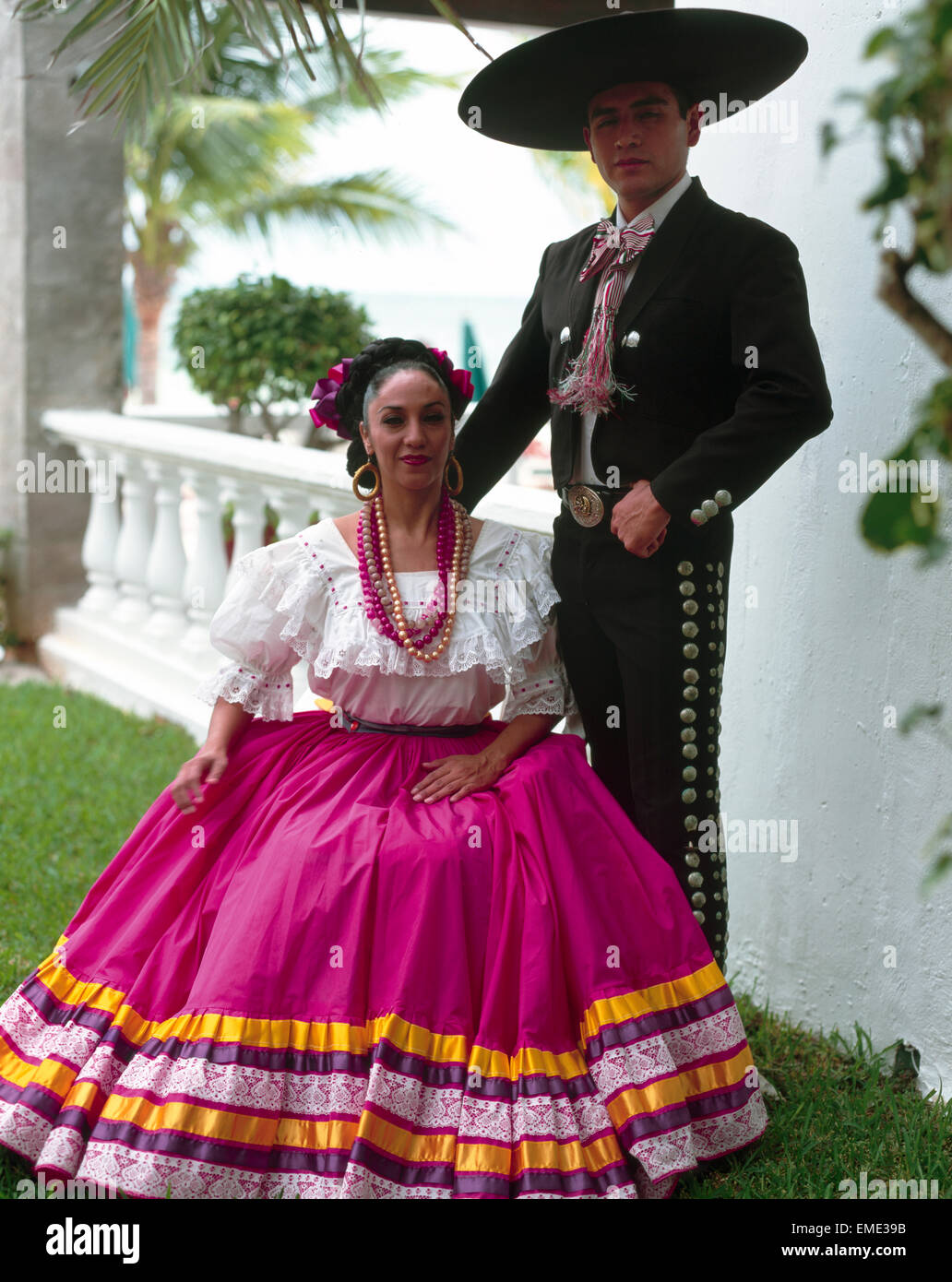 Couple mexicain en costume traditionnel Etat de Jalisco Mexique Photo Stock  - Alamy