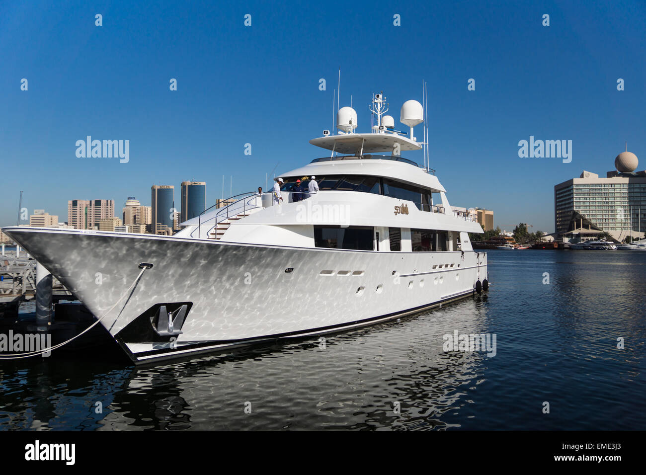 Yacht blanc dans le port de Dubaï Banque D'Images