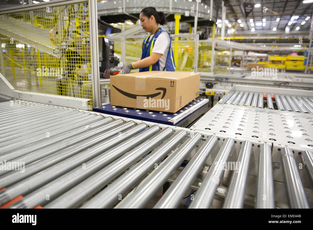 Les employés qui utilisent le système de suivi des colis à l'avance les commandes et placer dans de grands camions-remorques pour la livraison. Banque D'Images