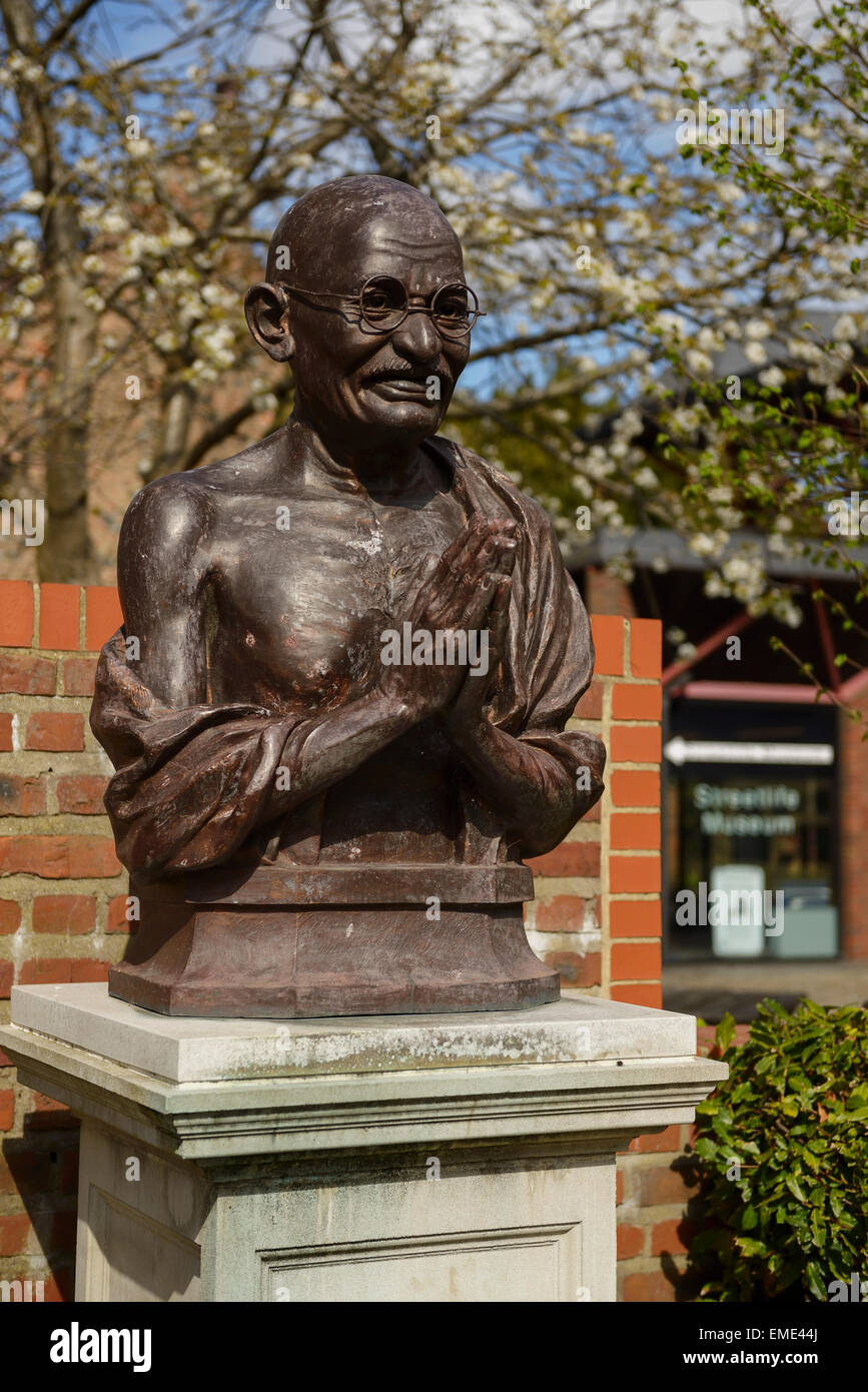 Statue de Mahatma Gandhi dans le jardin de la Paix Nelson Mandela aux côtés de la Streetlife Transport Museum dans le centre-ville de Hull UK Banque D'Images