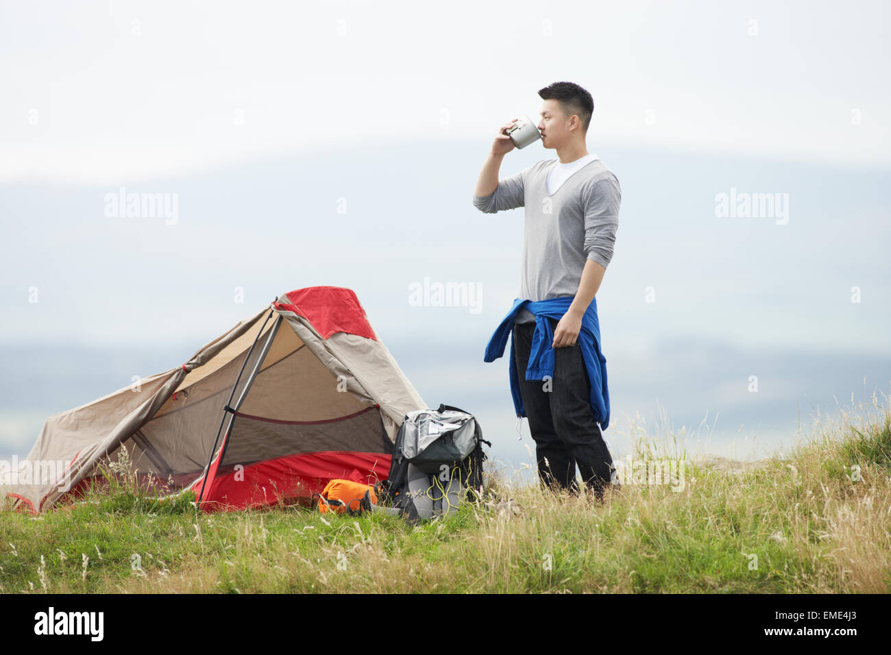 Jeune homme On Camping Trip In Countryside Banque D'Images