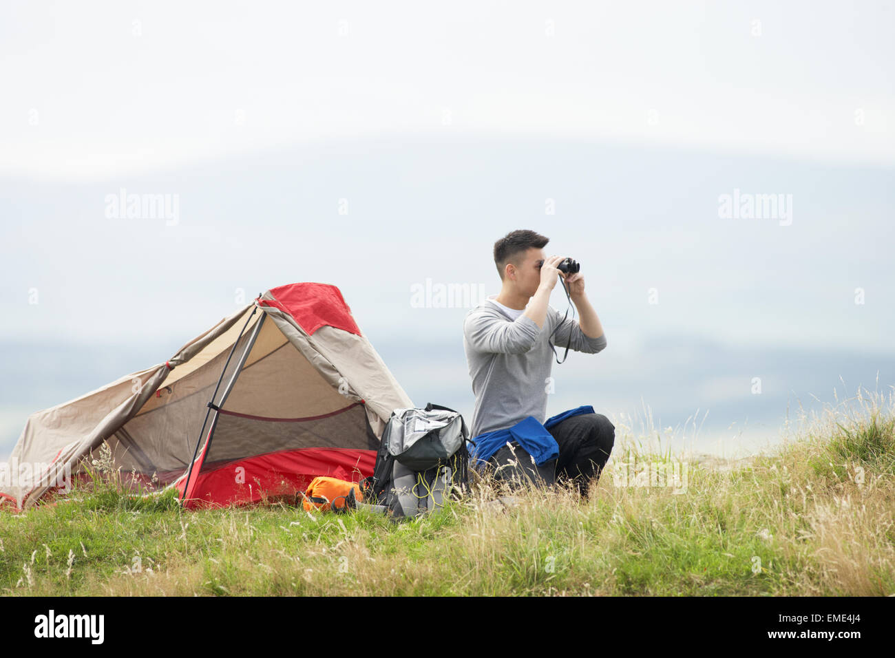 Jeune homme On Camping Trip In Countryside Banque D'Images